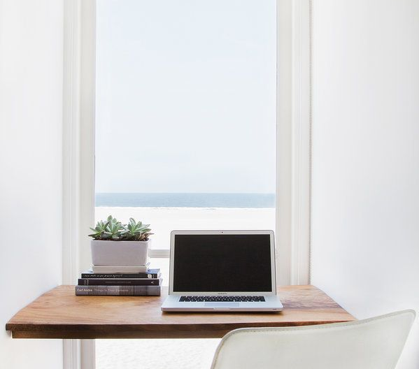 clutter-free-desk